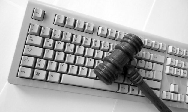 Kara para aklamayla mücadele uzmanı, kara para aklamayla suçlandı